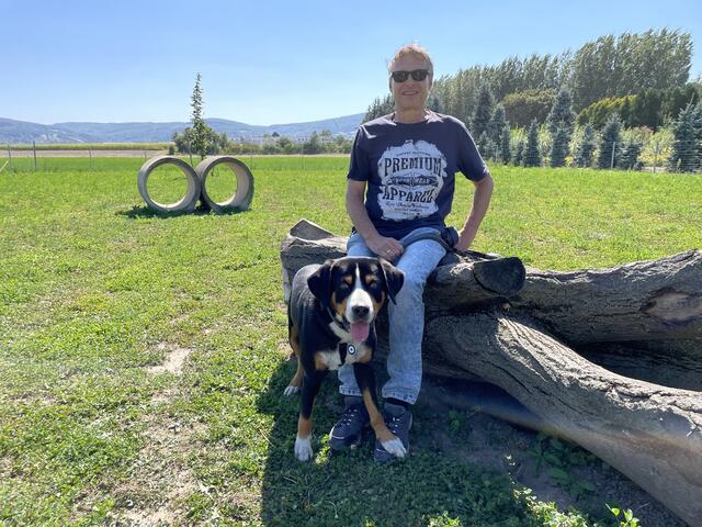Gerhard und Rüde Spike verbringen gerne Zeit auf der Hundezone in Muckendorf und genießen die Ruhe dort. | Foto: Victoria Edlinger