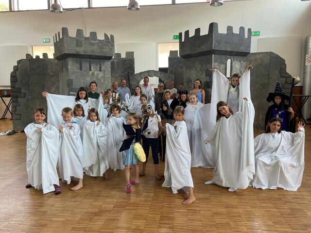 Griffens Bürgermeister Josef Müller, Vizebürgermeisterin Ulrike Sauerschnig, die Projekt-Verantwortlichen und die jungen Musicaldarsteller freuten sich über die gelungene Musicalproduktion. | Foto: Marktgemeinde Griffen