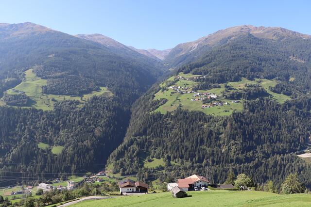 Die Aussicht vom Hof auf die umliegende Region. | Foto: Celina Leitner