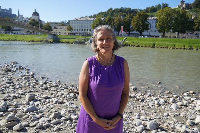 Anifs Bürgermeisterin Gabriella Gehmacher-Leitner unterhielt sich mit den BezirksBlättern über die Bürgerumfrage. | Foto: Emanuel Hasenauer