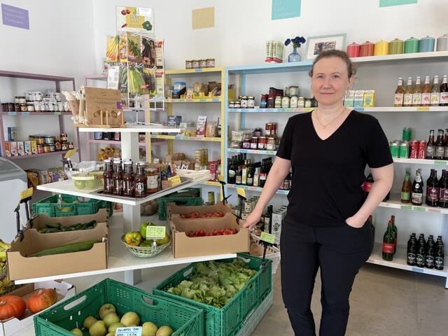 Desiree Demmel-Ebinger im Verkaufsraum des Dornbacher Grätzl-Greißlers. Die Unternehmerin will ihr Geschäft weitergeben. | Foto: Michael J. Payer