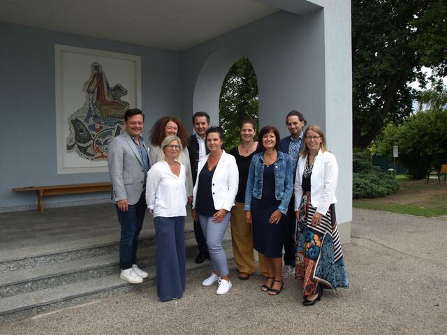 Foto v.l.n.r.: Bürgermeister Herbert Pfeffer, Mirjam Piuk, Dir. Renate Obritzberger, Stadtrat Andreas Rauscher, Dir. Manuela Dockner, Obfrau Sabine Schönbichler, Dir. Ingrid Andrä, Dir. Harald Blamauer, KL Anita Stiefvater | Foto: Stadtgemeinde Traismauer