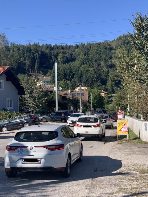Seit die Brücke saniert wird, ist die Straße stark befahren. | Foto: Grabner