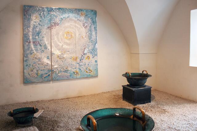 Bild # 8311: Der Raum ohne Besucher mit den Klangschalen. | Foto: © by Ing. Günter Kramarcsik