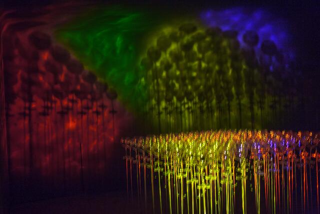 Bild # 5358: Weingläser aneinander gereicht aufgestellt und wenn man eines davon antippt übertragen sich die Schwingungen der Gläser sichtbar durch verschiedenfarbiges Licht beleuchtet auf die Wände. Bei Langzeutbelichtung werden die Schwingungen der "100 Gläser" auch sichtbar.   | Foto: © by Ing. Günter Kramarcsik