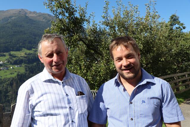 Bezirkbauernobmann Elmar Monz und Samuel Schmid. | Foto: Celina Leitner