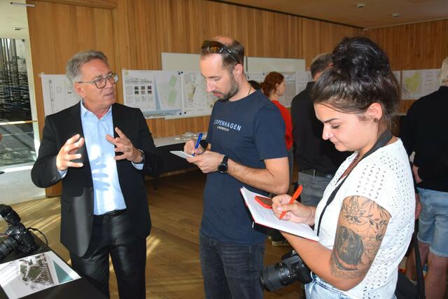 Bürgermeister Martin Krumschnabl erklärte, was das neue Konzept für das neu geplante "Sportzentrum Fischergries" alles mit sich bringt. | Foto: Friedl Schwaighofer