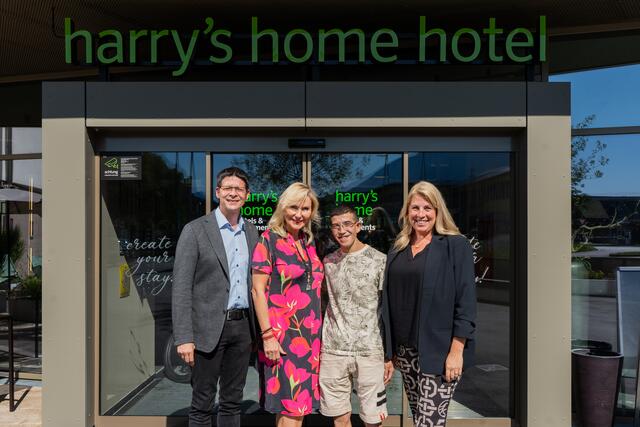 BR Christoph Stillebacher, Sonja Ultsch, Mohammad Ali Lali und Tatjana Sailer freuen sich über ein Happy End. | Foto: Fotos: Harrys Home Hotels &amp; Appartements