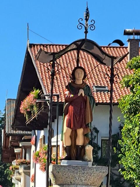 Blickfang Der "Hoferbrunnen" bei der Auffahrt Nockhofweg mit der Statue des Hl. Florian. | Foto: Gemeinde Mutters