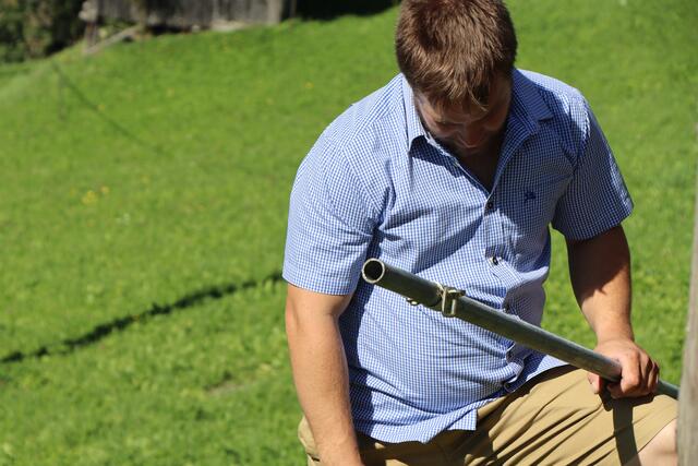 Samuel Schmid zeigt die Bewässerungsanlagen. | Foto: Celina Leitner