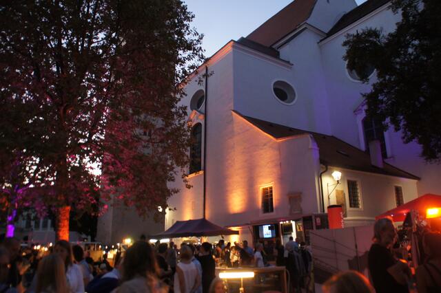 Spätsommerliche Atmosphäre am Vintage Abendmarkt in der Kremser Altstadt. 