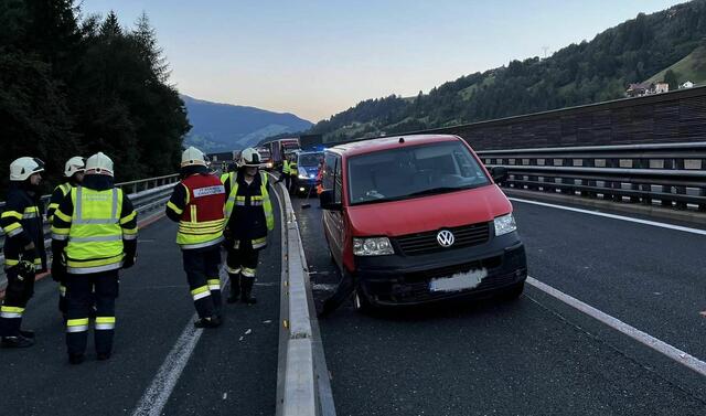 Die Einsatzkräfte bei der Unfallstelle. | Foto: Freiwillige Feuerwehr Rennweg am Katschberg