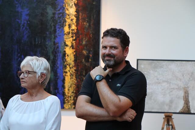 Kulturreferent StR. Peter Vöhl bei der Vernissage in der Rathaus-Galerie. | Foto: Celina Leitner