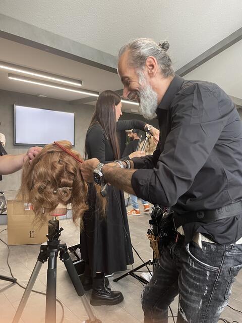 Markus Assel freut sich, sein Wissen und Talent jetzt auf die internationale Bühne der Mode bringen zu können. | Foto: Haare von Assel