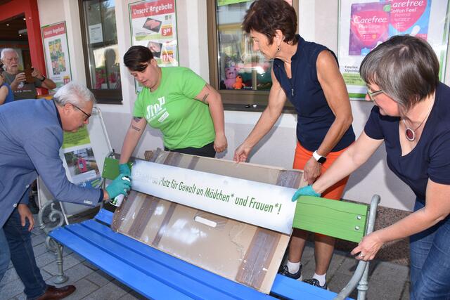 Bänke gegen Gewalt an Frauen in Bad Kreuzen aufgestellt | Foto: Robert Zinterhof