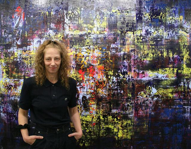 Verena Zangerles vorwiegend großformatige Werke sorgen für großes Publikumsinteresse. Die Künstlerin freute sich über die stimmungsvolle Ausstellungseröffnung von „ABSTRAKTION“.