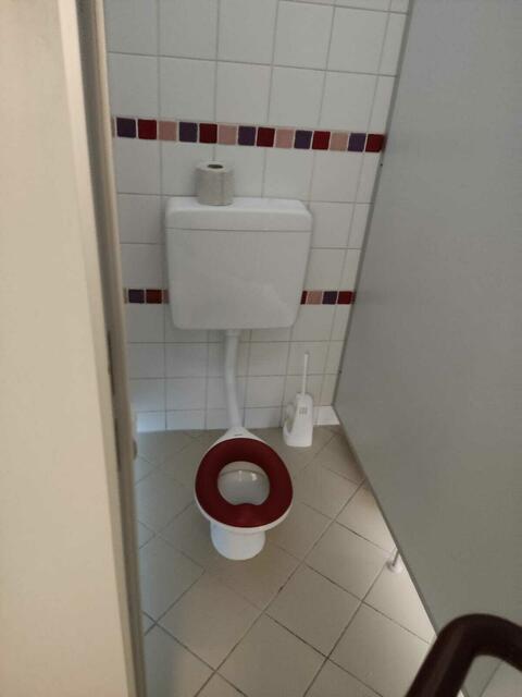 Auch die Waschräume, Küchen und Toiletten wurden erneuert. Selbst an spezielle, besonders niedrige Kindertoiletten wurde gedacht. | Foto: Patricia Kornfeld