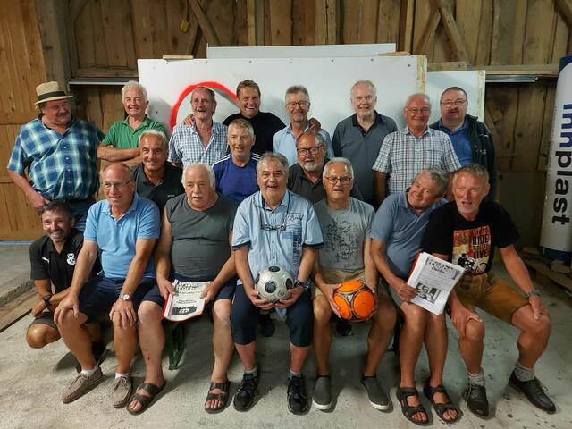 Die befreundeten Mannschaften von Katzenbach und Brandstatt.
 | Foto: Christoph Strasser 