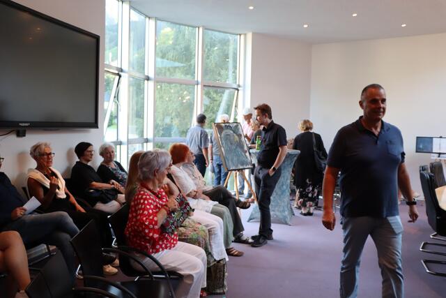 Viele Interessierte besuchten die Ausstellung und hörten die Ansprache an. | Foto: Celina Leitner