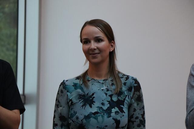 Künstlerin Judith Peintner bei ihrer ersten Ausstellung. | Foto: Celina Leitner