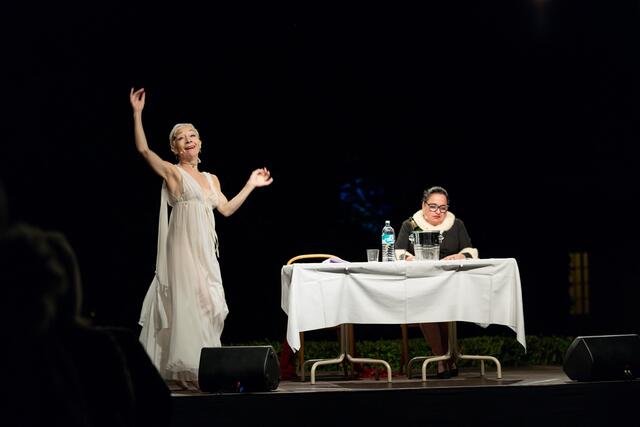 Bei der letzten Lesung der Saison trafen in einer fiktiven Begegnung Isadora Duncan – Sona MacDonald – und Maria Callas – Maria Happel – in einer Inszenierung von Festival Intendantin Angelika Hager aufeinander. | Foto: Cedrick Kollerics