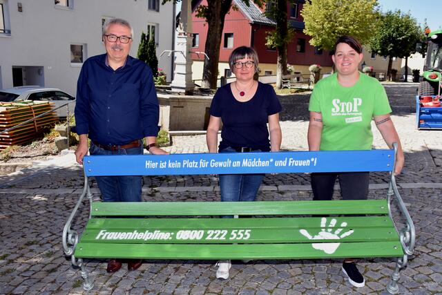 Bänke gegen Gewalt an Frauen in Bad Kreuzen aufgestellt | Foto: Robert Zinterhof