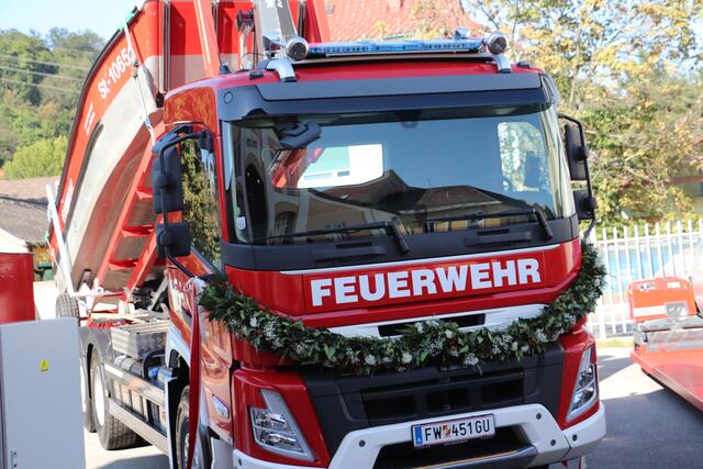 Zur Segnung fein herausgeputzt: das neue Wechselladerfahrzeug mit dem Sappi-Arbeitsboot huckepack. | Foto: Edith Ertl