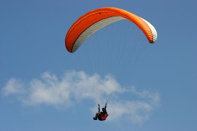 Am Donnerstag kam es in Niederau zu einem Paragleitabsturz während eines Ausbildungsflugs. Der Schirm eines Flugschülers klappte plötzlich ein.
 | Foto: Symbolfoto panthermedia.net/makandy