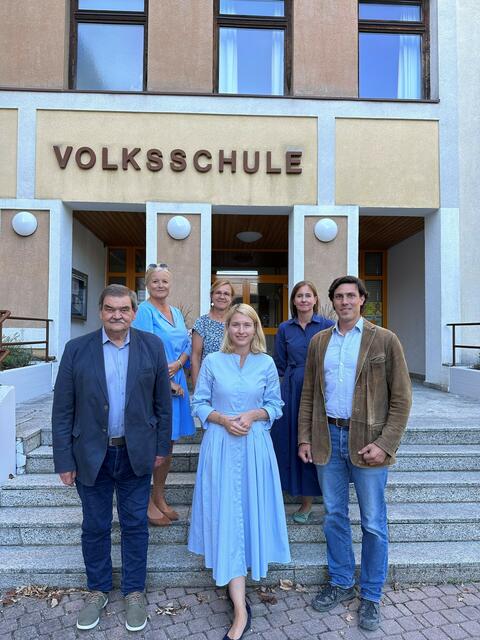 Christine Haberlander (mitte) und Friedrich Mayr-Melnhof (rechts vorne) mit Vertreterinnen der Schule. | Foto: OÖVP/Kriechbaum