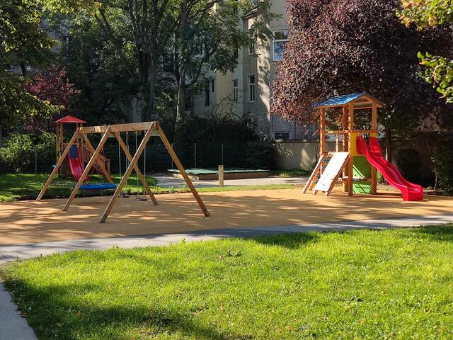 Rutsche, Schaukeln, Klettergerüst und die Spielwiese des Kindergartens am Bacherplatz liegen unberührt im friedlichen Licht der Morgensonne.  | Foto: Patricia Kornfeld