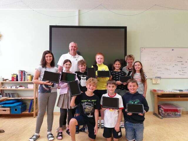 1. Reihe: Erich Hackl, Jakob Blauensteiner, Simon Stadler,
2. Reihe: Karoline Hohneder, Lorena Rameder, Julian Lamberg, Bürgermeister Roland Zimmer, Sebastian Grafeneder, Ines Blauensteiner, Schulleiterin Gabriela Hackl, Magdalena Auer | Foto: Marktgemeinde Bad Traunstein