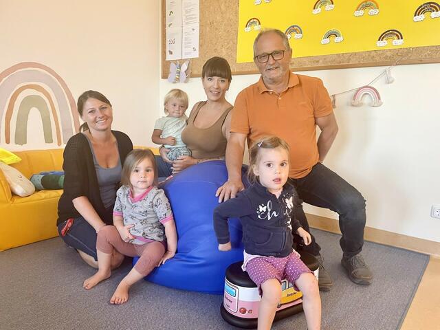Betreuerin Verena Simonitsch, Elementarpädagogin Carina Schandl, Bürgermeister Leopold Zwickelstorfer und die Kinder Hannah, Esila und Laura. | Foto: Michalka 