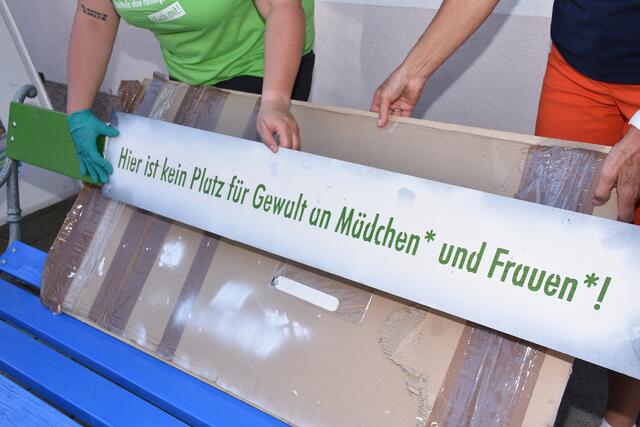 Bänke gegen Gewalt an Frauen in Bad Kreuzen aufgestellt | Foto: Robert Zinterhof