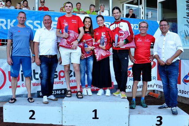 Tagessieger und Ortsmeister v.r. Bgm Christian Haberhauer, Obm. Kloimwieder, Klaus Vogl, Jessica Gruber, Edith Brandl, Gerald Herbst, OV Anton Geister, Uli Wurzer (Sparkasse Amstetten) | Foto: sportfoto.co.at