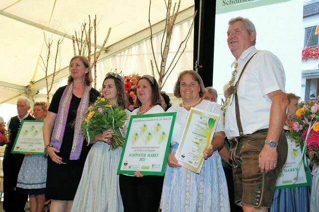Mit Blumenkönigin und Landesrätin Barbara Eibinger-Miedl standen die Mooskirchner Frauen auf der Bühne. | Foto: Cescutti