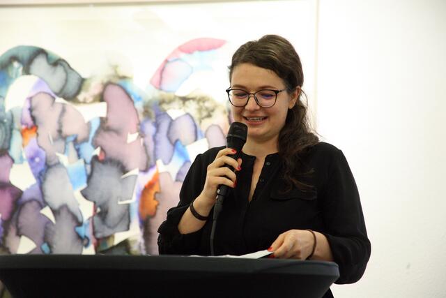 Regina Tschurtschenthaler gab als Laudatorin Einblicke zur Künstlerin und ihren Arbeiten.