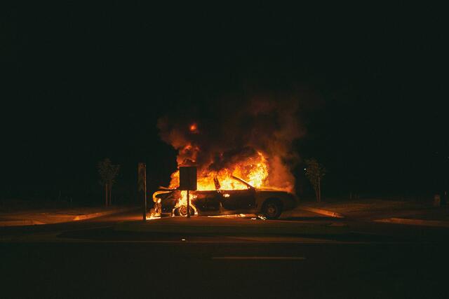 Auf der A9 kam es in der Nacht auf den 8. September zu einem Fahrzeugbrand. (Symbolbild) | Foto: unsplash/Matt Hearne