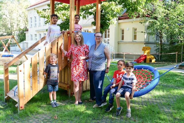 Ein fröhliches "Spaghetti" bitte! Bezirksvorsteherin Silvia Jankovic und Leiterin Bettina Sucher zusammen mit einigen Kindern des Kindergartens. | Foto: Maximilian Spitzauer