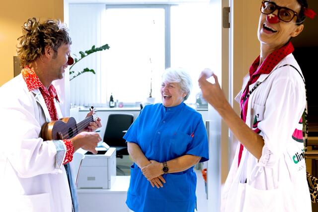 Die "CliniClowns" arbeiten immer eng mit dem betreuenden Personal der jeweiligen Stationen zusammen. | Foto: CliniClowns Austria / Patrizia Gapp