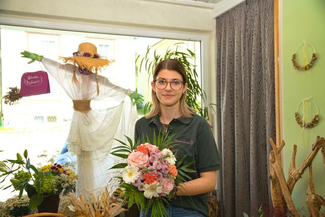 Josefina Karl dekoriert gerne das Geschäft, kreiert Blumensträuße und freut sich im Beruf ihre Kreativität ausleben zu können. | Foto: Alfred Hofer