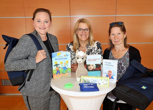 v.l.n.r.: Daniela Luchner (Pflegemutter), LRin Ulrike Königsberger-Ludwig und Gabriele Wied (Fachliche Leitung, Peter PAN Pflege und Adoption in NÖ G.m.b.H.). | Foto: Dr. Anton Heinzl