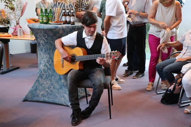 Ein einheimischer Musiker begleitete die Eröffnung musikalisch. | Foto: Celina Leitner