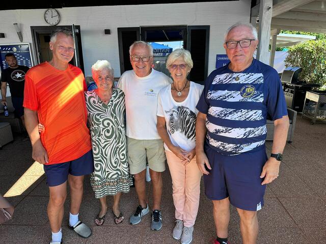 Volker Schwarz (Mitte) ließ sich zum 85er von seinen Tennisfreunden, Obmann Robert Pichler, Gattin Irmgard, Helga Schwarz, und Helmut Binder (v. l.) feiern. | Foto: TCH