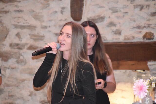 Selina Kellner begleitete mit einigen Liedern den Galaabend gesanglich. | Foto: Michael Strini