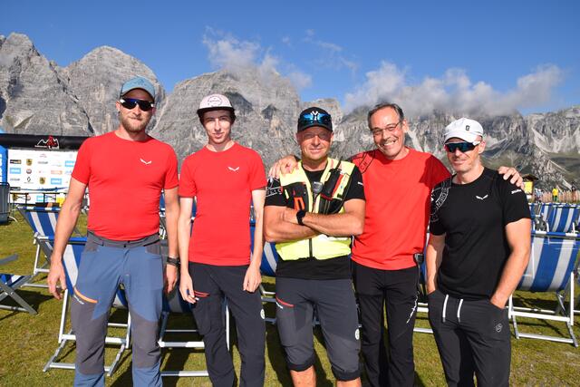 Mit insgesamt zehn Mann und einer Dame vor Ort war die Bergrettung Einsatzstelle Vorderes Stubai rund um EL Ossi Schwaiger | Foto: Kainz