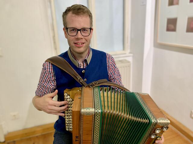 Thomas Hofbauer spielte mit seiner diatonischen Ziehharmonika im Zuge der Eröffnung klanggewaltig auf. | Foto: Bettina Fleiss
