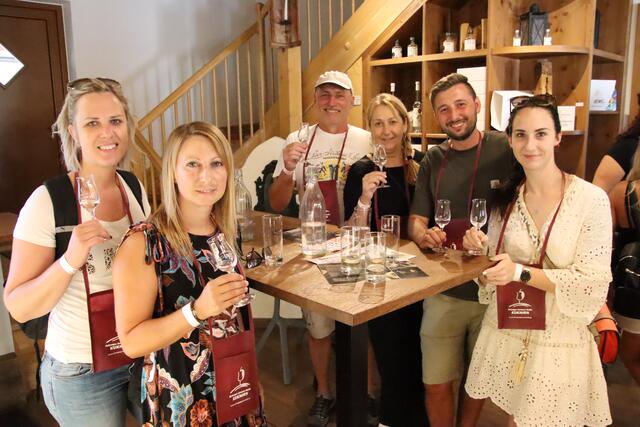 Eine der Stationen für wanderlustige Schnaps-Fans aus Kukmirn und Zahling war die Brennerei Puchas. | Foto: Martin Wurglits