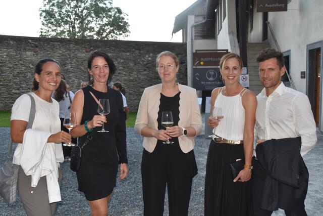 Gemütlicher Empfang: Teamchefin Irene Fuhrmann, BFV-Frauenfussball Referentin Yvonne Lindner, Karin Gruber, Uschi und Marc Kerschbaumer | Foto: Michael Strini