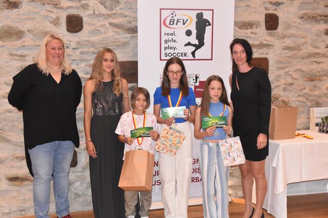 Die Top 3 der U11-Talente: Nina Potz, Alina Kerschbaumer, Siegerin Naomi Supper, Hanna Sommer (2.), Sidonie Haspel (3.) und Yvonne Lindner | Foto: Michael Strini
