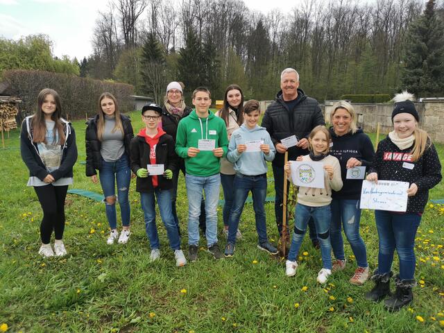 Bei der Baumpflanzaktion wurden 50 Bäume in der Attemsallee vom Kindergemeinderat gepflanzt.  | Foto: Marktgemeinde Strass